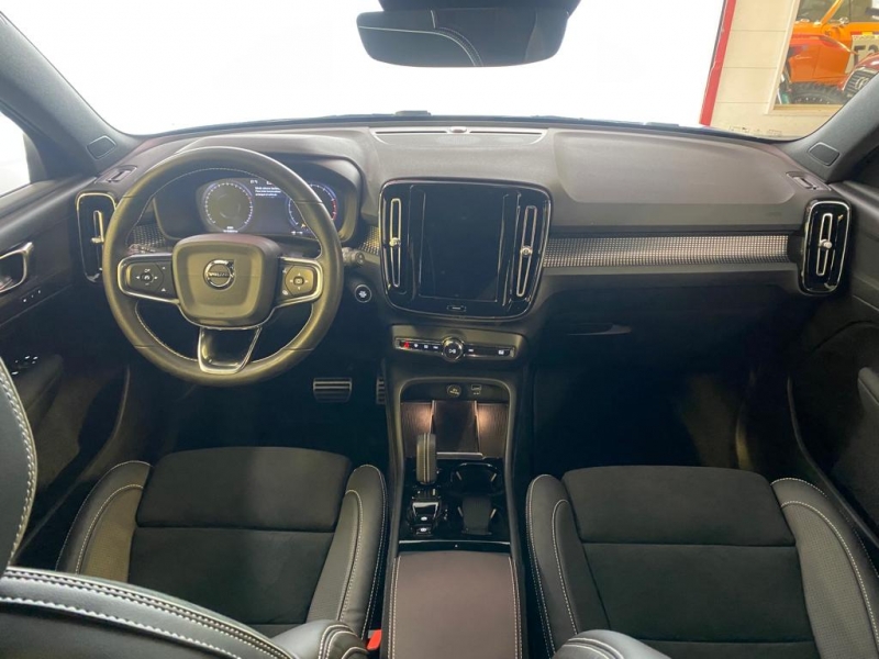 VOLVO XC40 T2