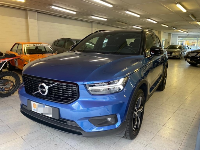 VOLVO XC40 T2