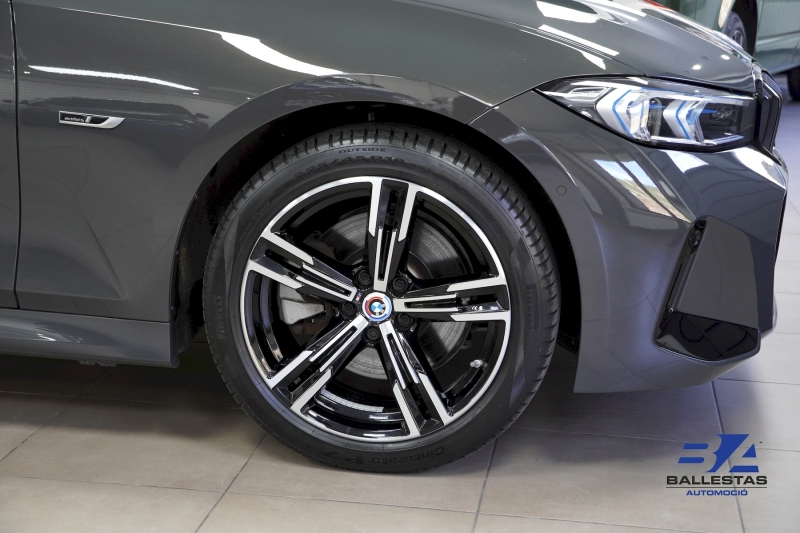 BMW 330E XDRIVE INDIVIDUAL 