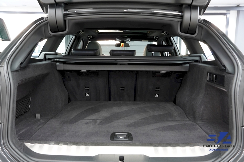 BMW 330E XDRIVE INDIVIDUAL 