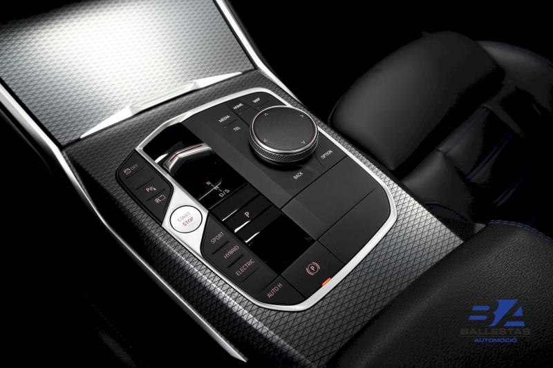 BMW 330E XDRIVE INDIVIDUAL 