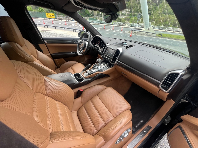 Porsche Cayenne Turbo S Akrapovic