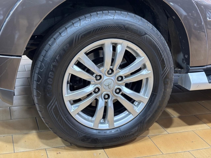 MITSUBISHI MONTERO 7 PLACES